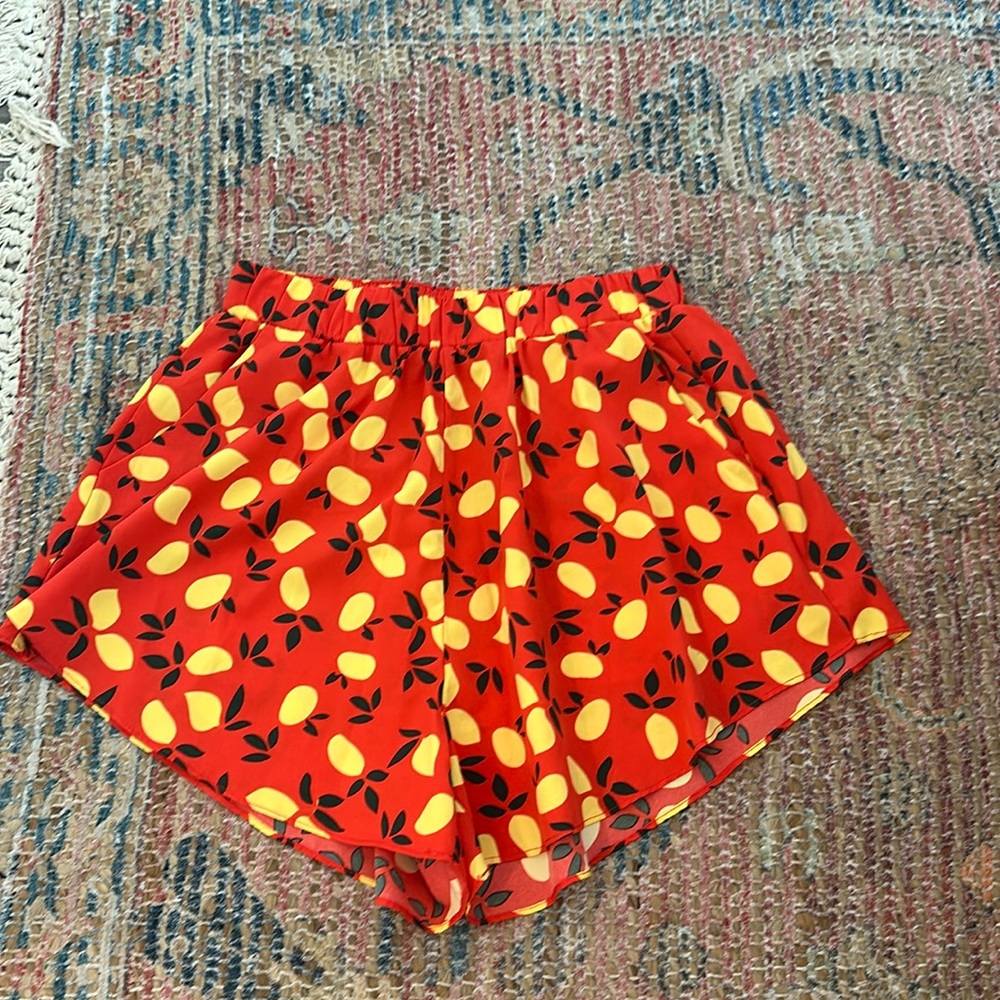 Lemon flouncy shorts